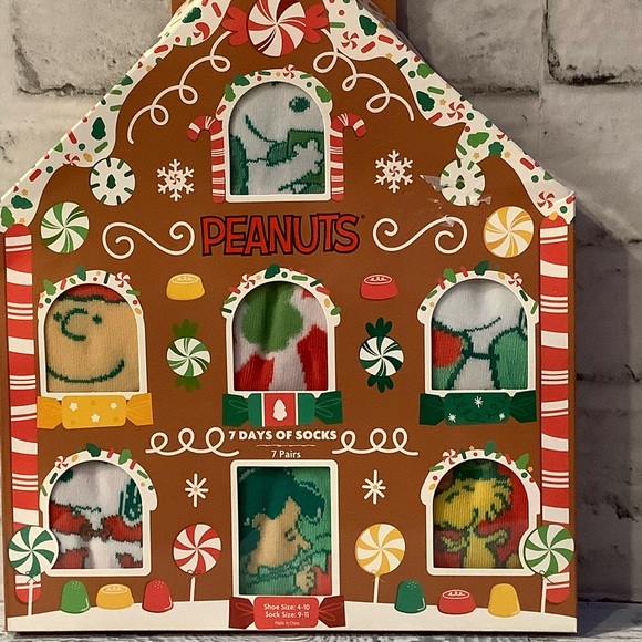 Peanuts Women’s Snoopy Gingerbread 7 Pairs 7 Days of Christmas Socks - Picture 2 of 5